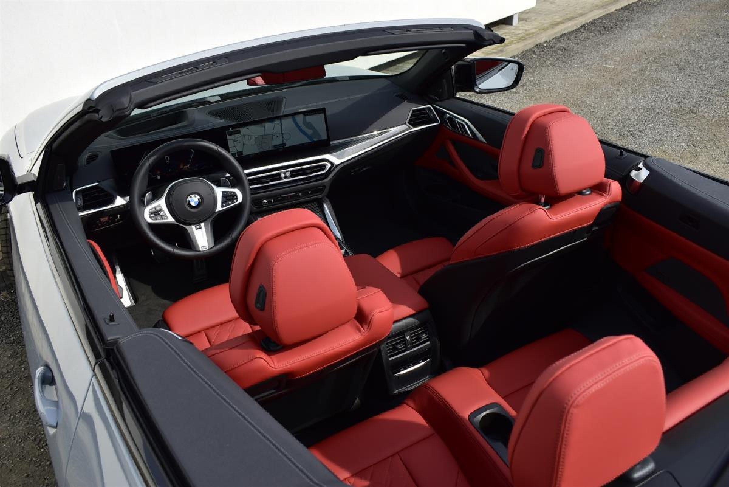 BMW M440i xDrive cabrio | české předváděcí auto | skladem | sportovní cabriolet | stylová šedá s červenou kůží | super výbava | výhodná cena | ihned k předání | nákup online | AUTOiBUY.com